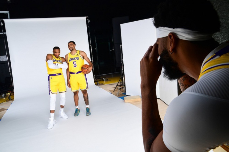 荷兰队表现亮眼，范德贝克伤愈缺阵，其天赋与拼搏受认可。（荷兰队发挥出色，范德贝克康复仍未出场，天赋与拼劲获认可）