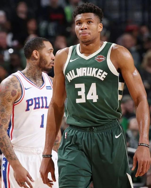 越来越大了，泰州高速口已经搭好巨幅“苏超”冠军标语（泰州高速口竖起巨幅苏超冠军标语，声势愈发壮大）