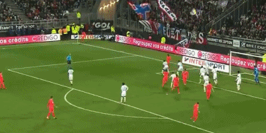 西甲半场：亚当斯门前造险，瓦伦西亚暂0-0塞维利亚（西甲半场：亚当斯禁区内险些破门，瓦伦西亚与塞维利亚暂时0-0）