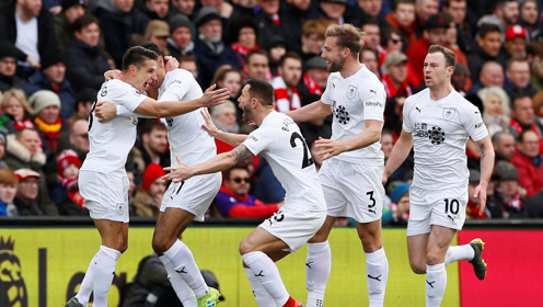 图片报：尤文和费内巴切想冬窗签磁卡，但球员不考虑提前离队（图片报：尤文与费内巴切有意冬窗引进磁卡，球员暂不考虑提前离队）