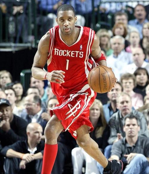 误判，意丁联赛中皮球从边网打进，裁判判罚进球有效（判罚失误：意丁赛场皮球从边网入网，主裁判定进球有效）