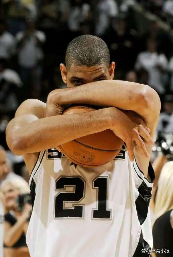 欧冠半场：克瑙夫打破僵局，法兰克福1-0巴塞罗那（欧冠半场战报：克瑙夫先拔头筹，法兰克福暂1-0领先巴塞罗那）