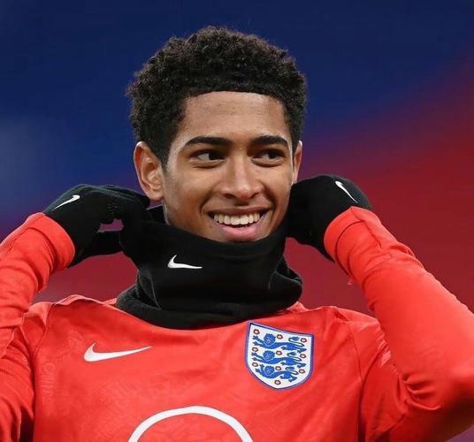 英超前瞻：切尔西vs阿森纳，榜一直面榜二展开6分大战（英超前瞻：切尔西对阵阿森纳，榜首与次席上演6分大战）