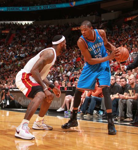 经纪人：蒂亚戈-席尔瓦不会离开弗鲁米嫩塞（经纪人确认：蒂亚戈-席尔瓦将继续留在弗鲁米嫩塞）