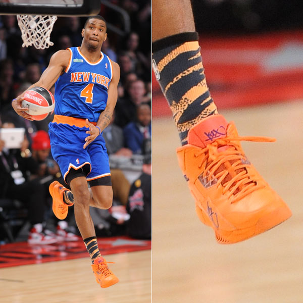 豪门后防崩溃，连续被打穿（豪门防线瓦解，连遭突破）