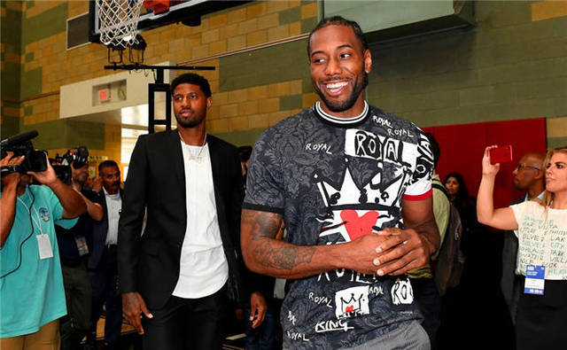 赛前梅州球迷晒多幅Tifo，致敬投资人魏晋平与梅州全体队员（赛前梅州球迷以多幅Tifo致敬投资人魏晋平及全队）