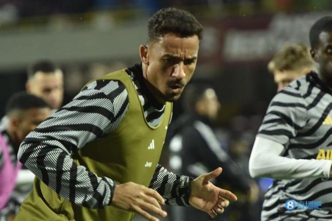 队记：鹈鹕不会草率地接受锡安报价，交易或要等到明年休赛期（随队记者：鹈鹕对锡安报价不急于拍板，交易或将推迟至明年休赛期）